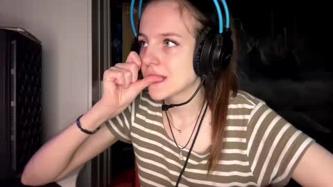 Snapshot of melonygriffen chatting on 11.06.25 Hi Im Aria 18 years old online show from 11.06.25