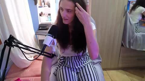 Snapshot of memisecrets chatting on 10.25.25 Megumi Aina online show from 10.25.25