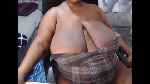 Snapshot of mency1980 chatting on 11.04.25 bigboobsass online show from 11.04.25