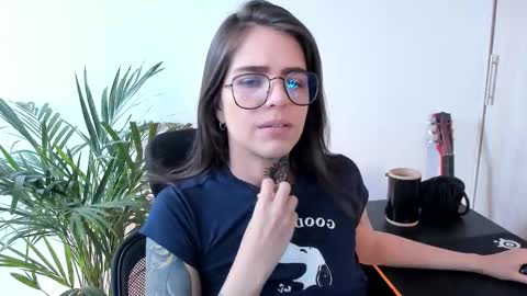 Snapshot of meurief chatting on 10.25.25 Meurif online show from 10.25.25