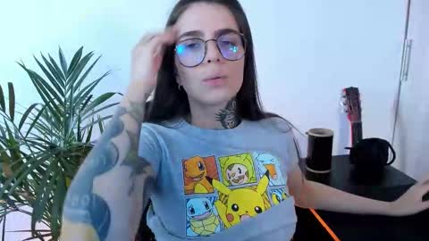 Snapshot of meurief chatting on 10.28.25 Meurif online show from 10.28.25