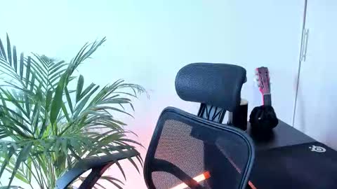 Snapshot of meurief chatting on 10.29.25 Meurif online show from 10.29.25