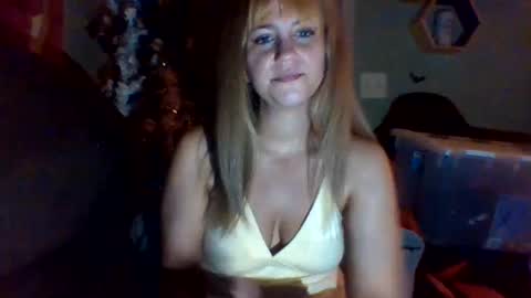 Snapshot of mezzy69 chatting on 10.11.25 mezzy69 online show from 10.11.25