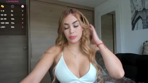 Snapshot of mi_suk1 chatting on 02.14.25 mi suk1 online show from 02.14.25