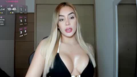 Snapshot of mi_suk1 chatting on 10.27.25 mi suk1 online show from 10.27.25