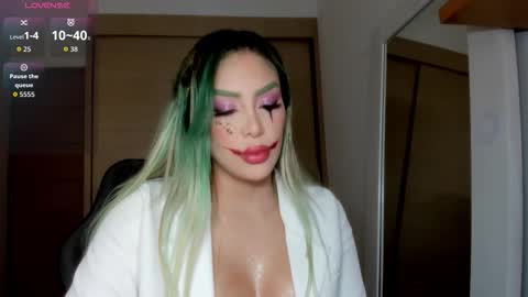 Snapshot of mi_suk1 chatting on 10.31.25 mi suk1 online show from 10.31.25