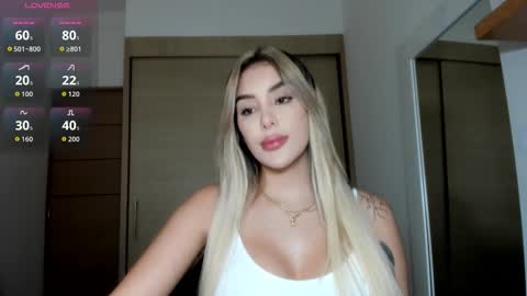 Snapshot of mi_suk1 chatting on 11.21.25 mi suk1 online show from 11.21.25