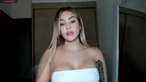 Snapshot of mi_suk1 chatting on 12.20.25 mi suk1 online show from 12.20.25