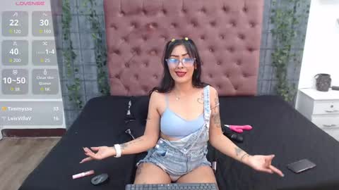 Snapshot of mia__coluccy chatting on 02.19.25 Mia online show from 02.19.25