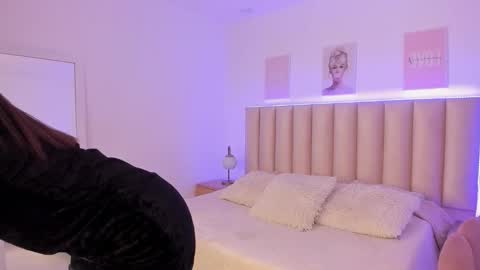 Snapshot of mia_corner chatting on 09.14.25 mia_corner online show from 09.14.25