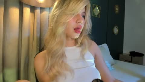 M I A  online show from 06.10.26