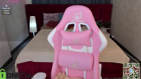 Snapshot of mia_e1fie chatting on 12.15.25 mia_e1fie online show from 12.15.25