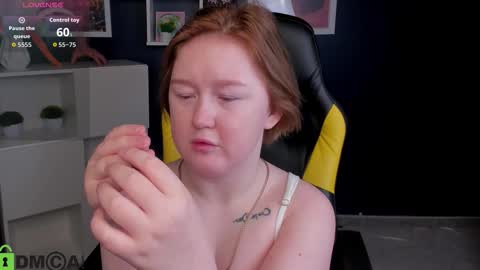 Snapshot of mia_ferd chatting on 11.08.25 Mia online show from 11.08.25