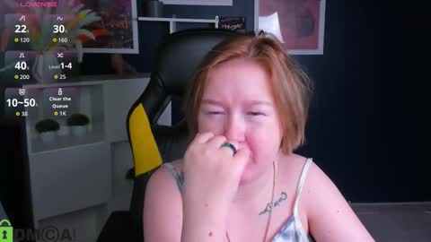 Snapshot of mia_ferd chatting on 11.11.25 Mia online show from 11.11.25