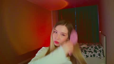 Snapshot of mia_fleur_ chatting on 02.10.25 Mia online show from 02.10.25