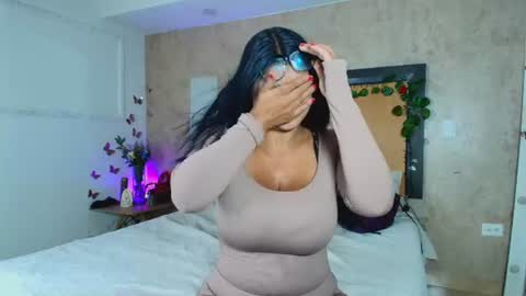 MIALOPEZ      .     Y      .      online show from 07.28.26