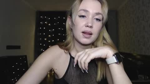 Snapshot of mia_meww chatting on 02.15.25 Mia online show from 02.15.25