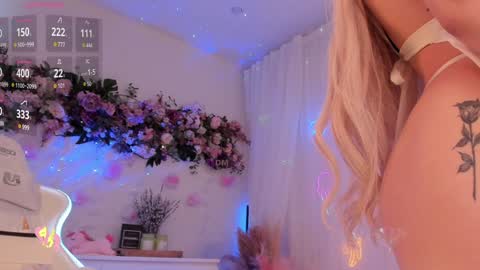 Snapshot of mia_milana chatting on 01.28.25 online show from 01.28.25