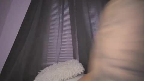 mia independent model online show from 11.28.25