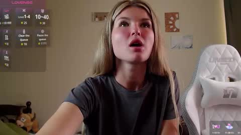 Snapshot of mia_mils chatting on 09.12.25 online show from 09.12.25