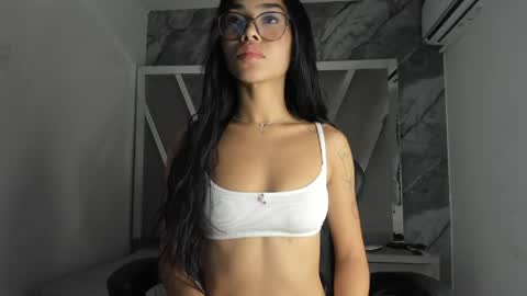 mia_petiteht online show from 04.28.26