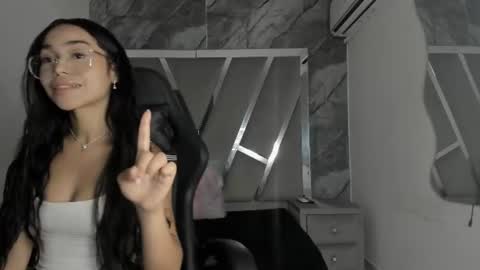 Snapshot of mia_petiteht chatting on 06.17.26 mia_petiteht online show from 06.17.26