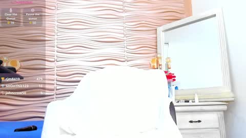 Snapshot of mia_pineda chatting on 12.25.24 Mariana online show from 12.25.24