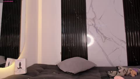 Snapshot of mia_ravenn chatting on 12.03.24 Mia online show from 12.03.24