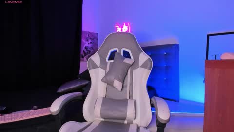 Snapshot of mia_ravenn chatting on 11.15.25 Mia online show from 11.15.25