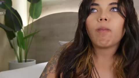 Snapshot of mia_rosalie chatting on 06.18.26 mia_rosalie online show from 06.18.26