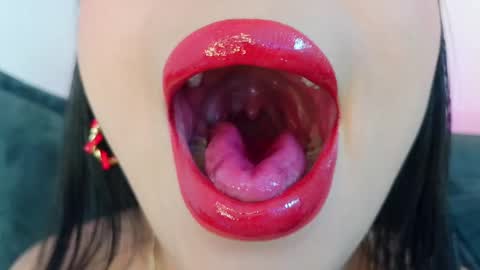 Mia online show from 04.22.26