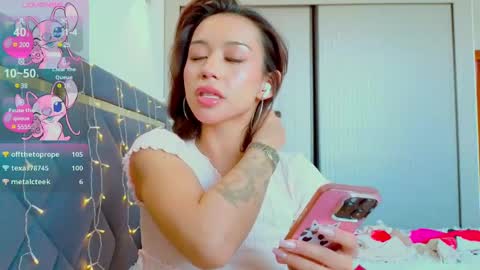 Snapshot of mia_sirenia chatting on 02.11.25 Mia online show from 02.11.25