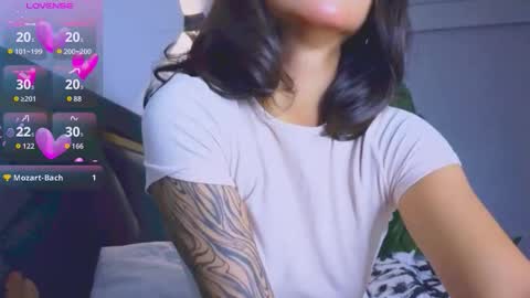 Snapshot of mia_sirenia chatting on 11.07.25 Mia online show from 11.07.25