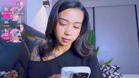 Snapshot of mia_sirenia chatting on 11.12.25 Mia online show from 11.12.25