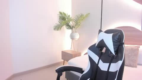 M I A online show from 06.04.26