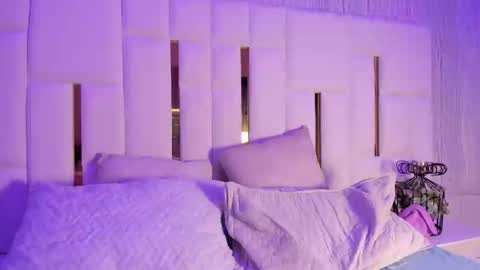 Snapshot of mia_vy chatting on 10.12.25 mia_vy online show from 10.12.25