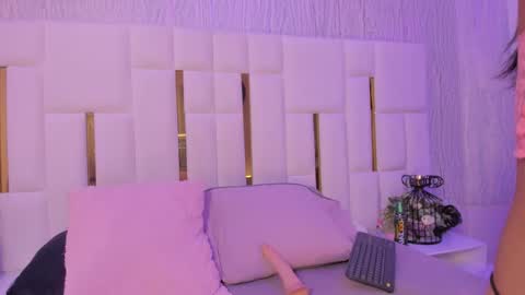 Snapshot of mia_vy chatting on 10.29.25 mia_vy online show from 10.29.25