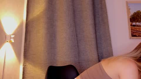 Snapshot of mia_white11 chatting on 10.02.25 Mia White online show from 10.02.25