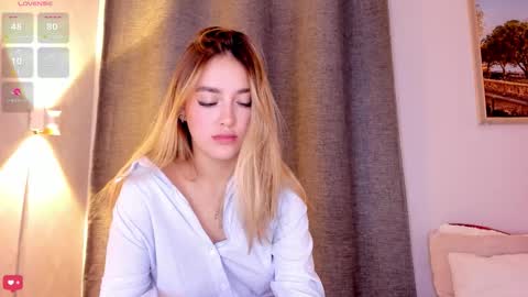 Snapshot of mia_white11 chatting on 10.21.25 Mia White online show from 10.21.25