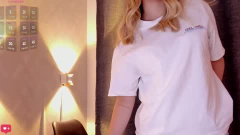 Snapshot of mia_white11 chatting on 11.01.25 Mia White online show from 11.01.25