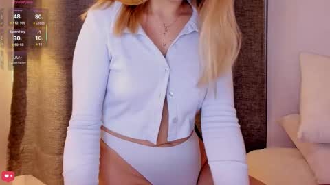 Snapshot of mia_white11 chatting on 12.01.25 Mia White online show from 12.01.25