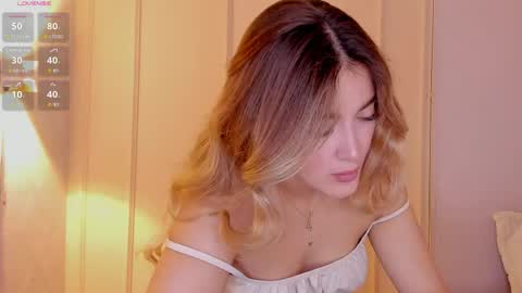 Mia White  online show from 04.25.26