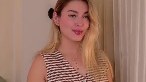 Snapshot of mia_white11 chatting on 07.29.26 Mia White online show from 07.29.26