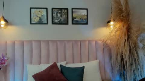 Snapshot of miaa_walker_ chatting on 12.16.25 Mia online show from 12.16.25