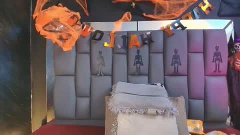 Mia online show from 10.22.25