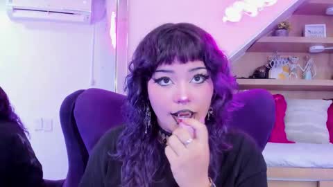 Snapshot of miaamane chatting on 11.04.25 Mia online show from 11.04.25