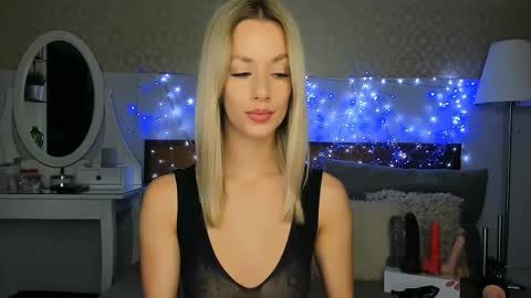 Snapshot of miabeex chatting on 09.24.25 MiaBeeX online show from 09.24.25