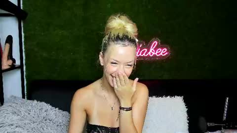 MiaBeeX online show from 08.08.26