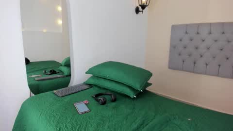 Snapshot of miabloom__ chatting on 11.26.25 online show from 11.26.25