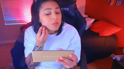 Snapshot of miacanela_xo chatting on 01.04.25 Mia online show from 01.04.25